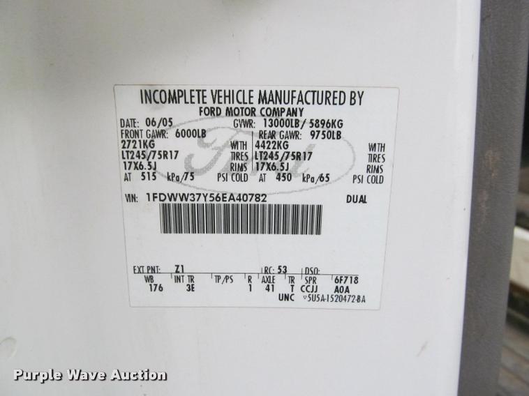 image for item J2648 2006 Ford F350 Super Duty XLT Crew Cab pickup truck cab and chassis