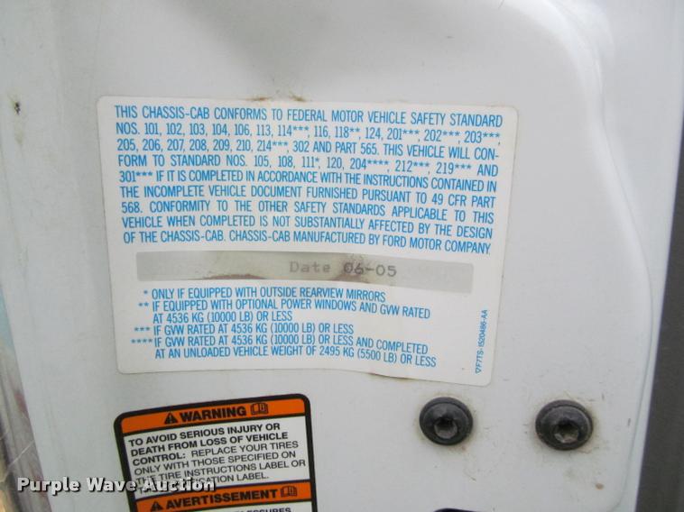 image for item J2648 2006 Ford F350 Super Duty XLT Crew Cab pickup truck cab and chassis