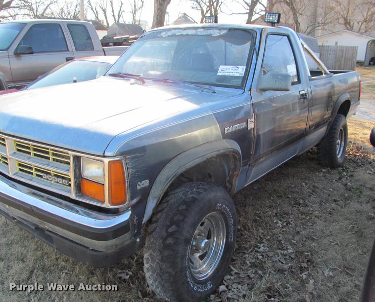 image for item J2651 1988 Dodge Dakota pickup truck