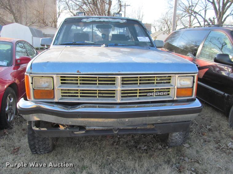 image for item J2651 1988 Dodge Dakota pickup truck