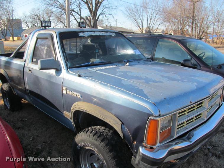 image for item J2651 1988 Dodge Dakota pickup truck