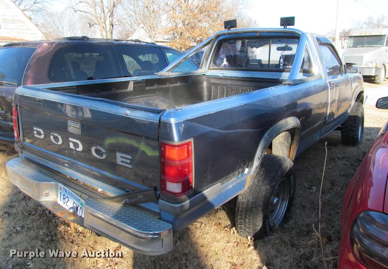 image for item J2651 1988 Dodge Dakota pickup truck