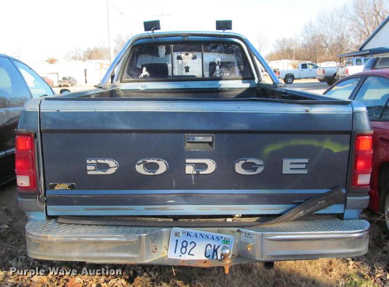image for item J2651 1988 Dodge Dakota pickup truck