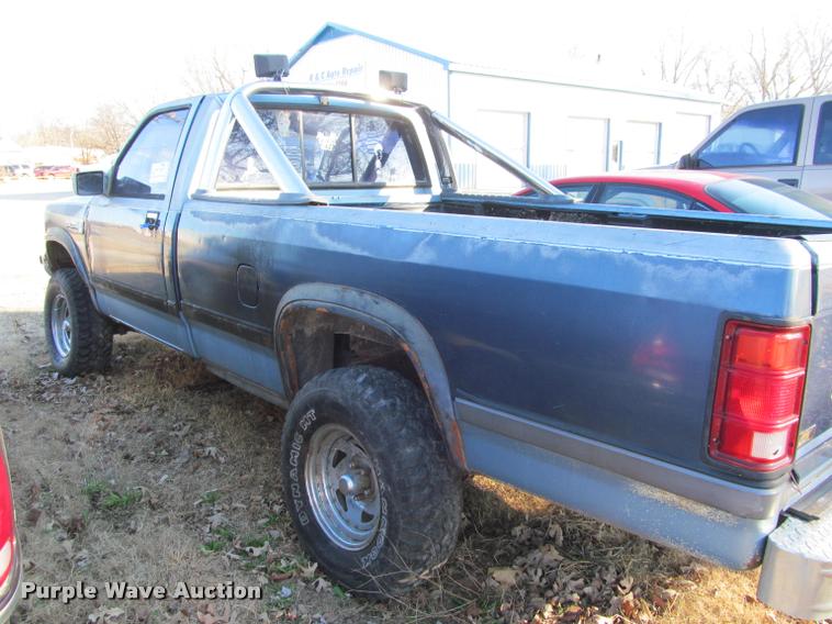 image for item J2651 1988 Dodge Dakota pickup truck