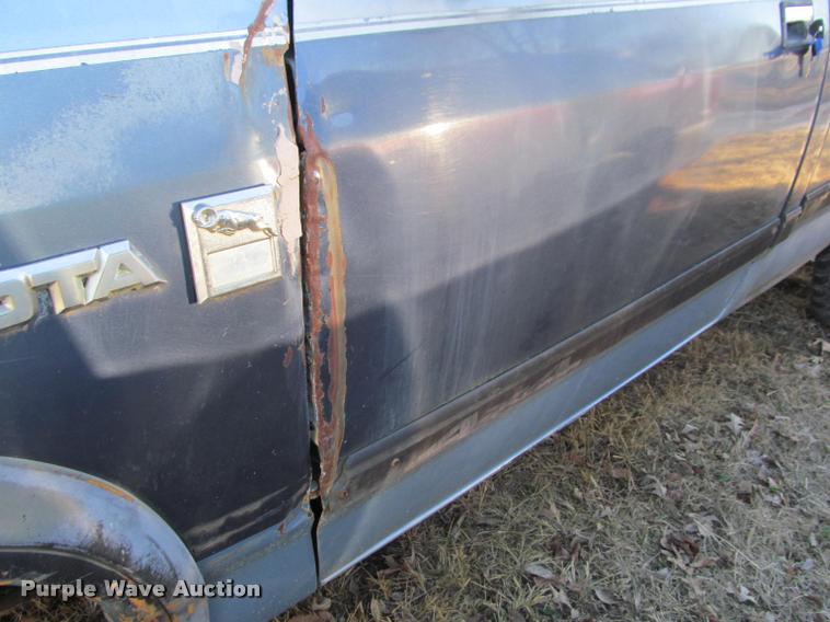 image for item J2651 1988 Dodge Dakota pickup truck