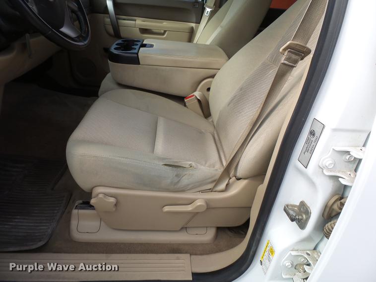 image for item K3399 2013 Chevrolet Silverado 2500HD Crew Cab pickup truck