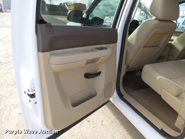 image for item K3399 2013 Chevrolet Silverado 2500HD Crew Cab pickup truck