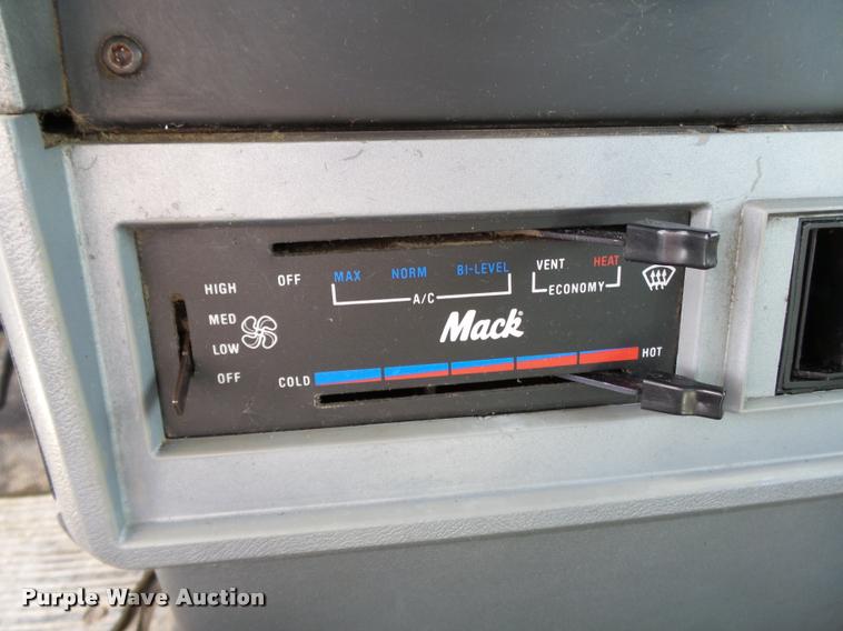 image for item K3402 1998 Mack CH613 flatbed truck