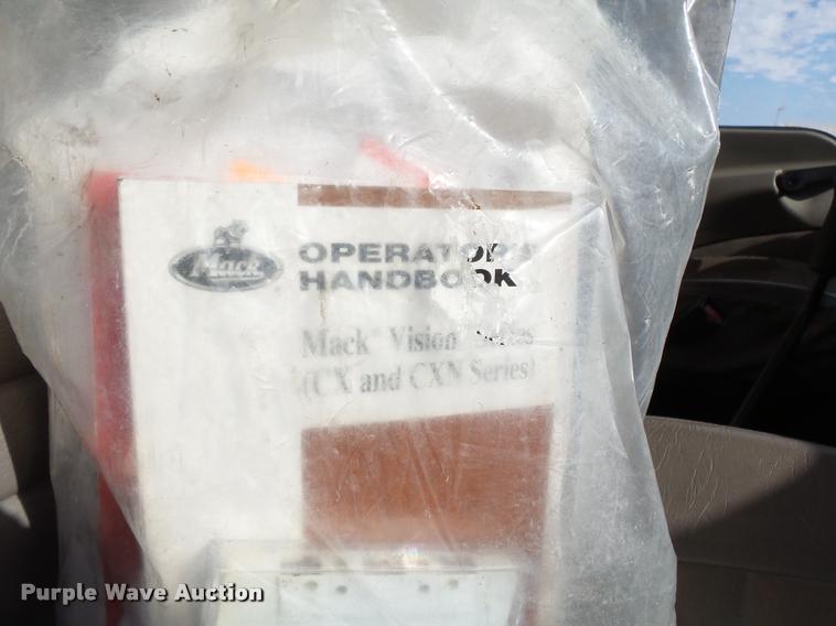 image for item K3404 2005 Mack CXN613 box truck