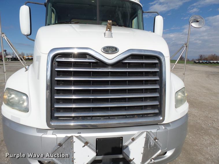 image for item K3404 2005 Mack CXN613 box truck