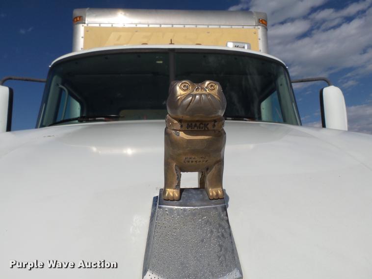 image for item K3404 2005 Mack CXN613 box truck