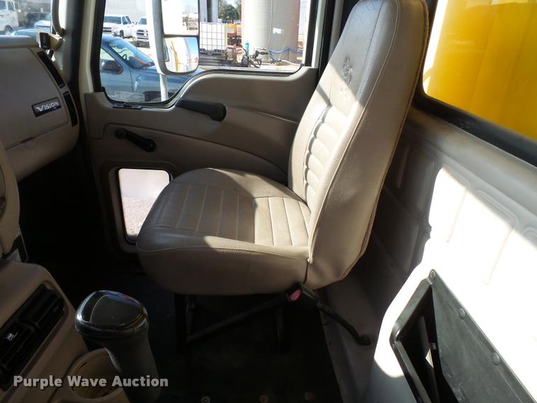 image for item K3404 2005 Mack CXN613 box truck