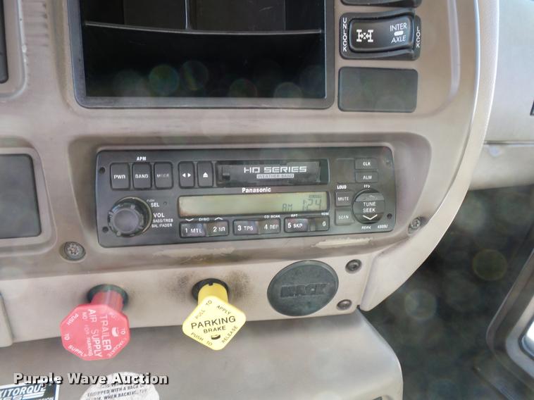 image for item K3404 2005 Mack CXN613 box truck