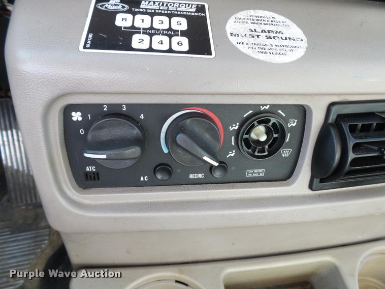 image for item K3404 2005 Mack CXN613 box truck