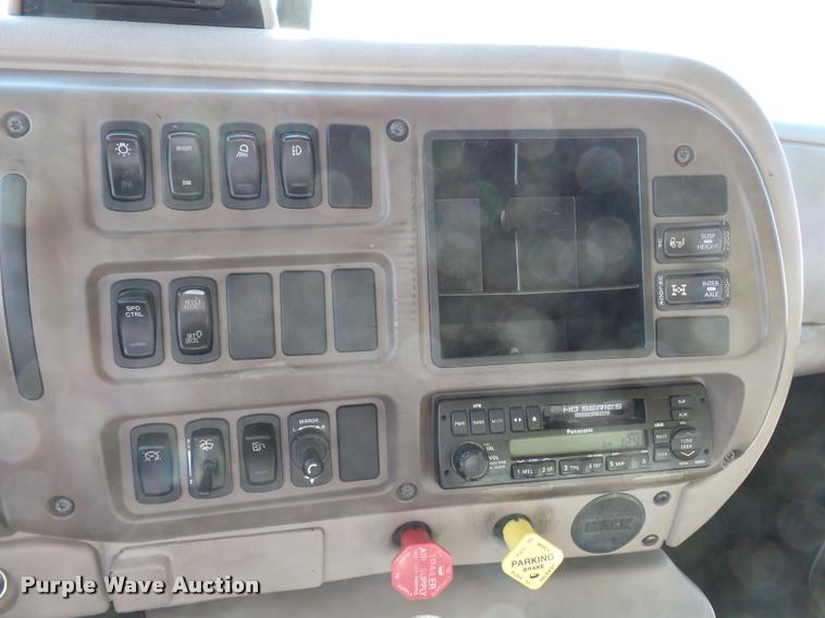 image for item K3404 2005 Mack CXN613 box truck