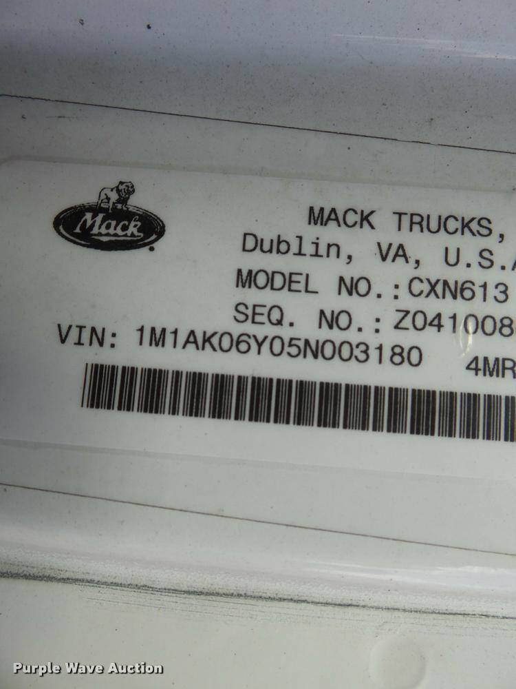 image for item K3404 2005 Mack CXN613 box truck
