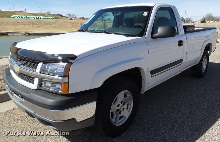 image for item L1630 2005 Chevrolet Silverado 1500 pickup truck