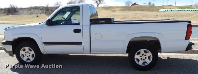 image for item L1630 2005 Chevrolet Silverado 1500 pickup truck