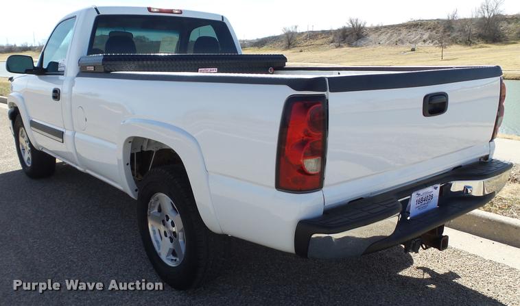 image for item L1630 2005 Chevrolet Silverado 1500 pickup truck