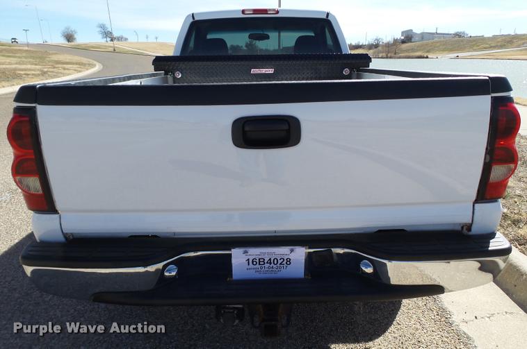 image for item L1630 2005 Chevrolet Silverado 1500 pickup truck
