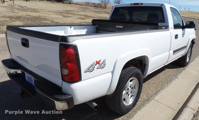 image for item L1630 2005 Chevrolet Silverado 1500 pickup truck
