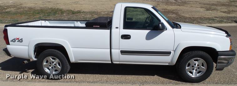 image for item L1630 2005 Chevrolet Silverado 1500 pickup truck