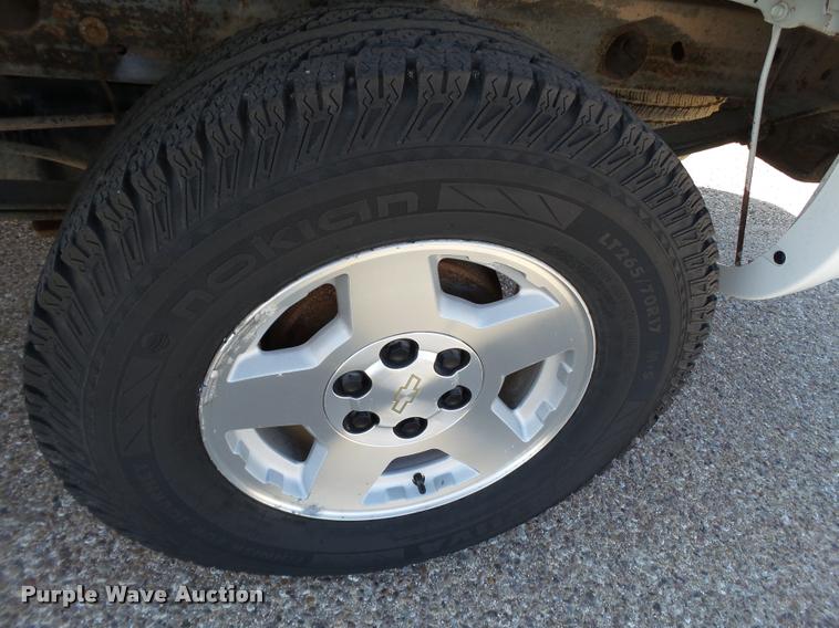 image for item L1630 2005 Chevrolet Silverado 1500 pickup truck