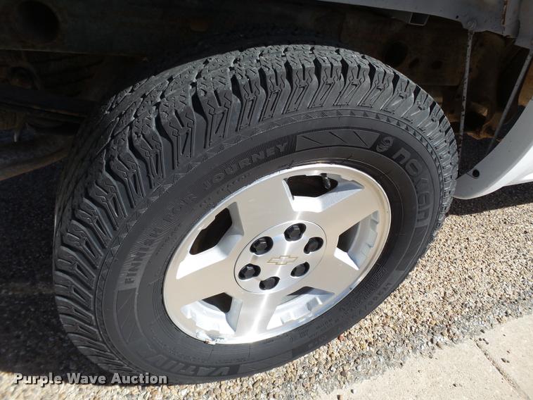 image for item L1630 2005 Chevrolet Silverado 1500 pickup truck