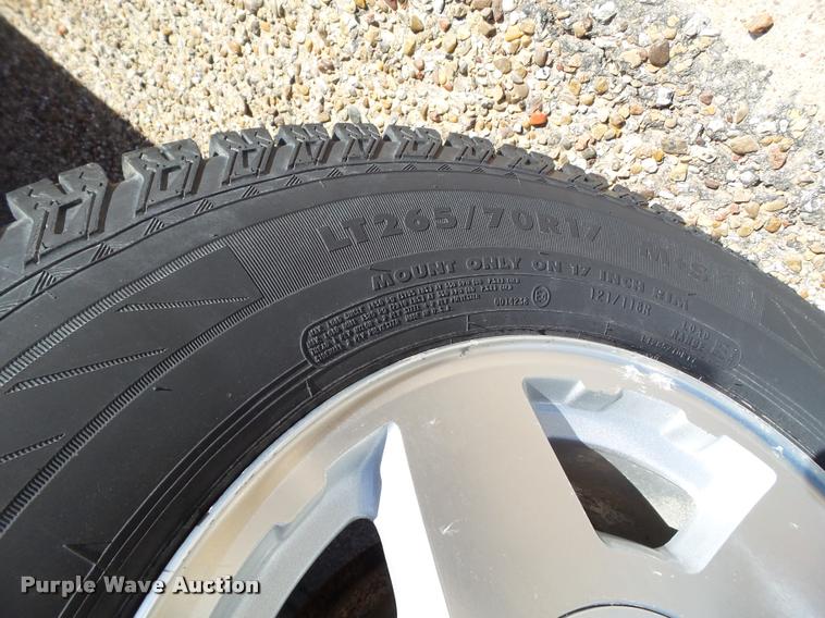 image for item L1630 2005 Chevrolet Silverado 1500 pickup truck