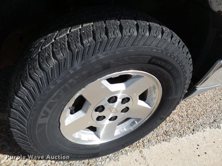 image for item L1630 2005 Chevrolet Silverado 1500 pickup truck