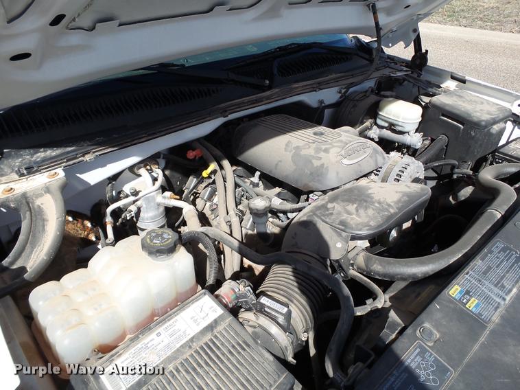 image for item L1630 2005 Chevrolet Silverado 1500 pickup truck