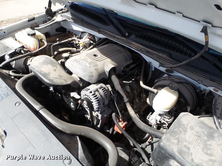 image for item L1630 2005 Chevrolet Silverado 1500 pickup truck