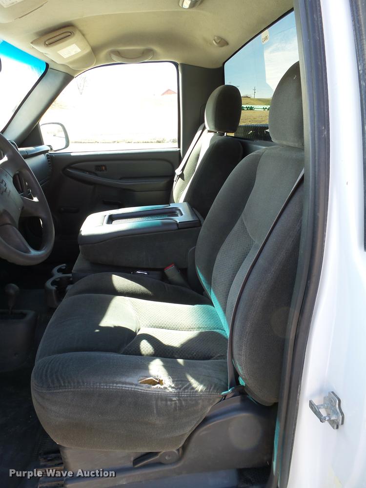 image for item L1630 2005 Chevrolet Silverado 1500 pickup truck