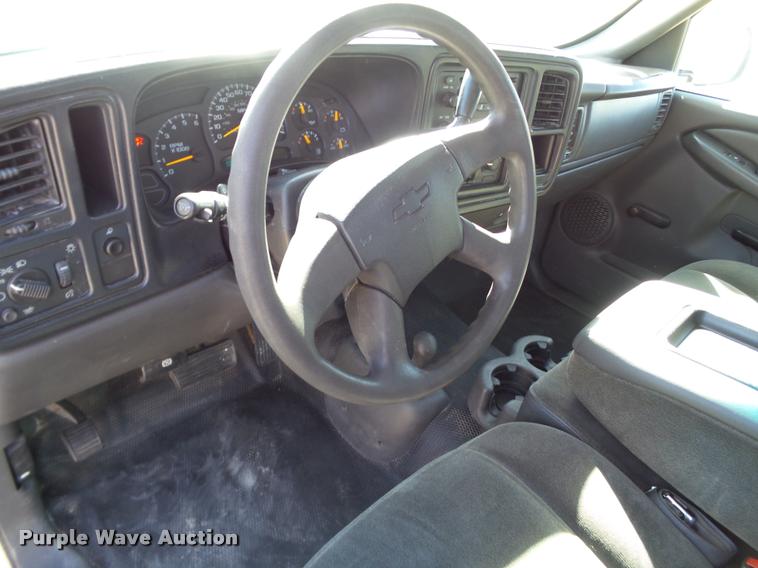 image for item L1630 2005 Chevrolet Silverado 1500 pickup truck