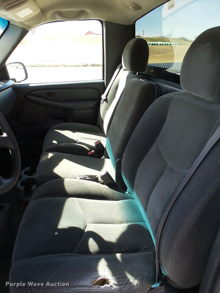 image for item L1630 2005 Chevrolet Silverado 1500 pickup truck