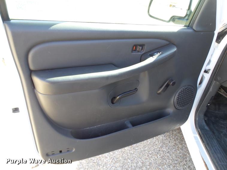 image for item L1630 2005 Chevrolet Silverado 1500 pickup truck