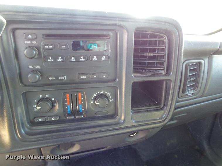 image for item L1630 2005 Chevrolet Silverado 1500 pickup truck