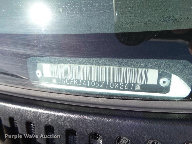 image for item L1630 2005 Chevrolet Silverado 1500 pickup truck