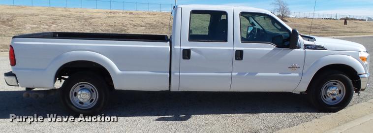 image for item L1633 2011 Ford F350 Super Duty Crew Cab pickup truck