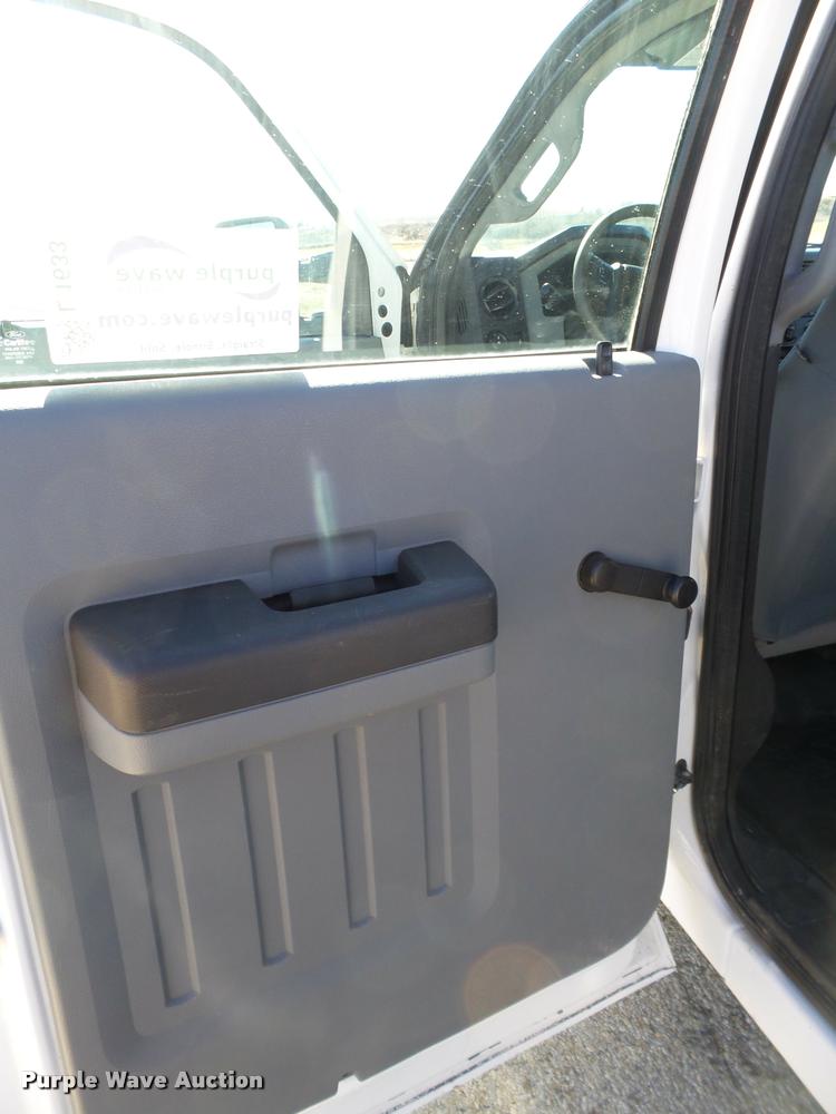 image for item L1633 2011 Ford F350 Super Duty Crew Cab pickup truck
