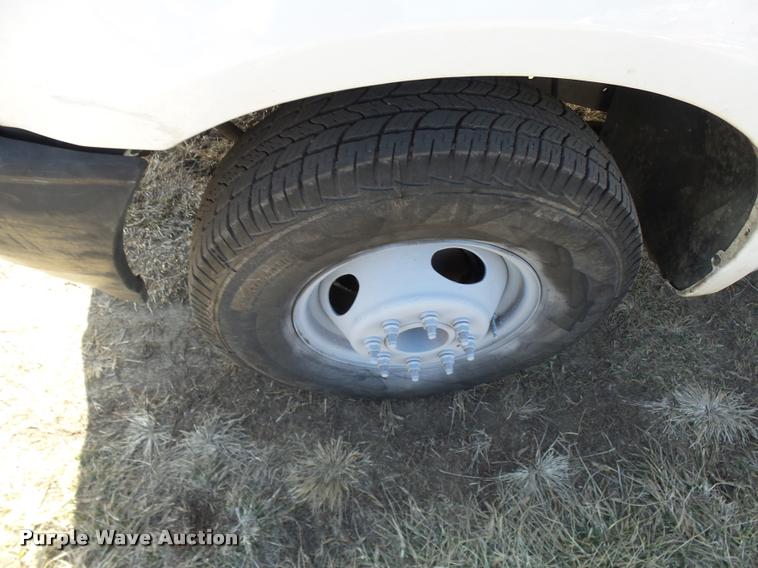 image for item L7211 2004 Ford F350 Super Duty XL utility truck