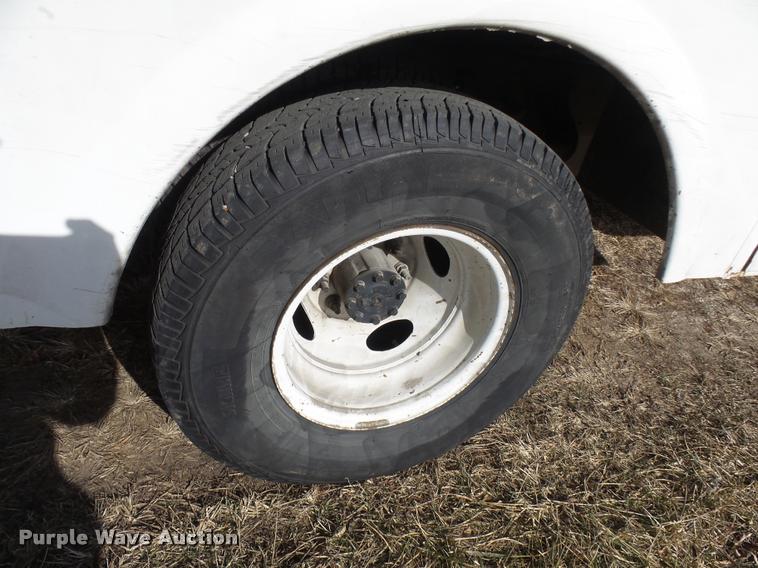 image for item L7211 2004 Ford F350 Super Duty XL utility truck