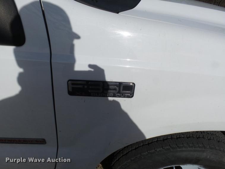 image for item L7211 2004 Ford F350 Super Duty XL utility truck