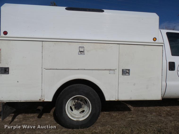 image for item L7211 2004 Ford F350 Super Duty XL utility truck