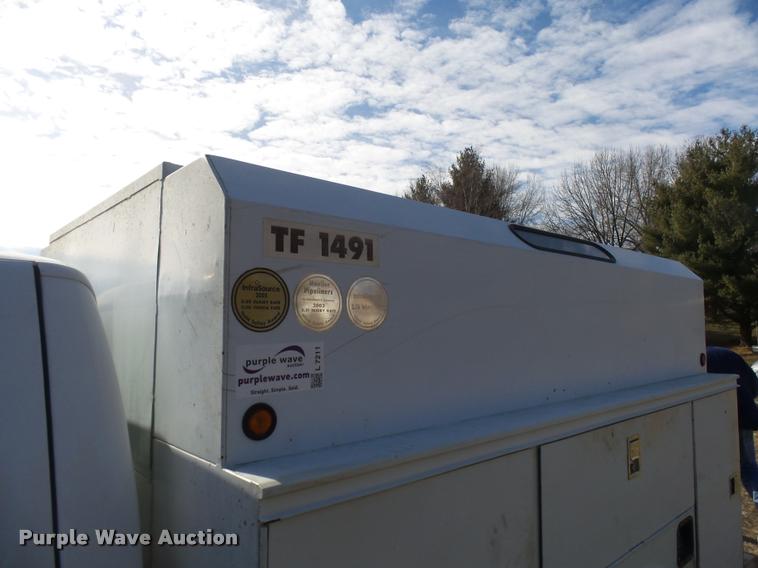 image for item L7211 2004 Ford F350 Super Duty XL utility truck