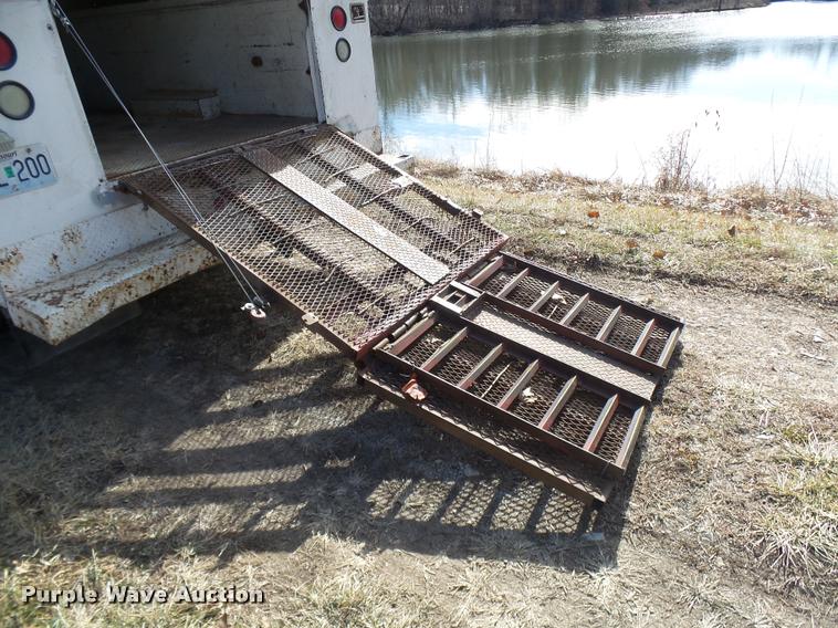 image for item L7211 2004 Ford F350 Super Duty XL utility truck