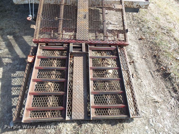 image for item L7211 2004 Ford F350 Super Duty XL utility truck