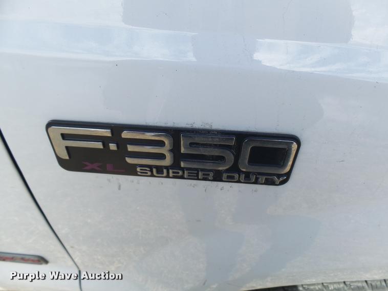 image for item L7211 2004 Ford F350 Super Duty XL utility truck