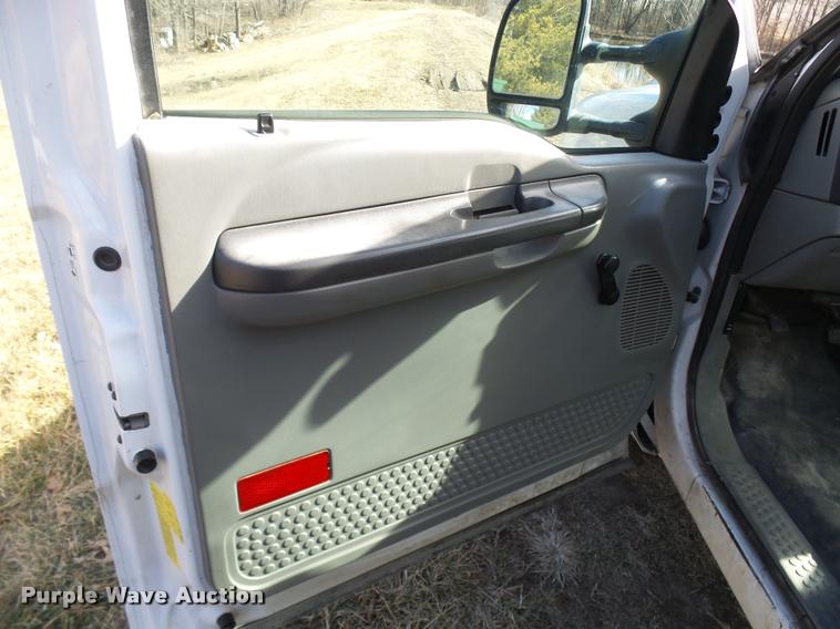 image for item L7211 2004 Ford F350 Super Duty XL utility truck