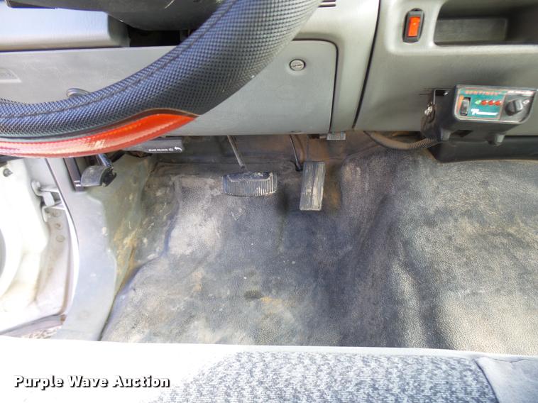 image for item L7211 2004 Ford F350 Super Duty XL utility truck